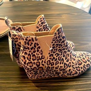 Toms Kelsey 7.5 leopard booties